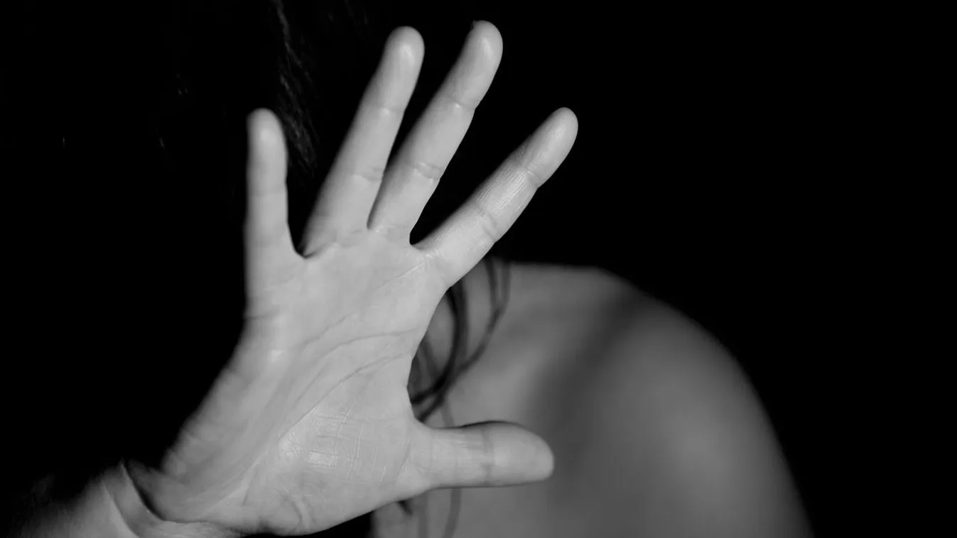 Lakatott tettek a hűtőre a kegyetlen szülők: állati ürülékkel teli, tűzforró lakásban hagyták gyerekeiket