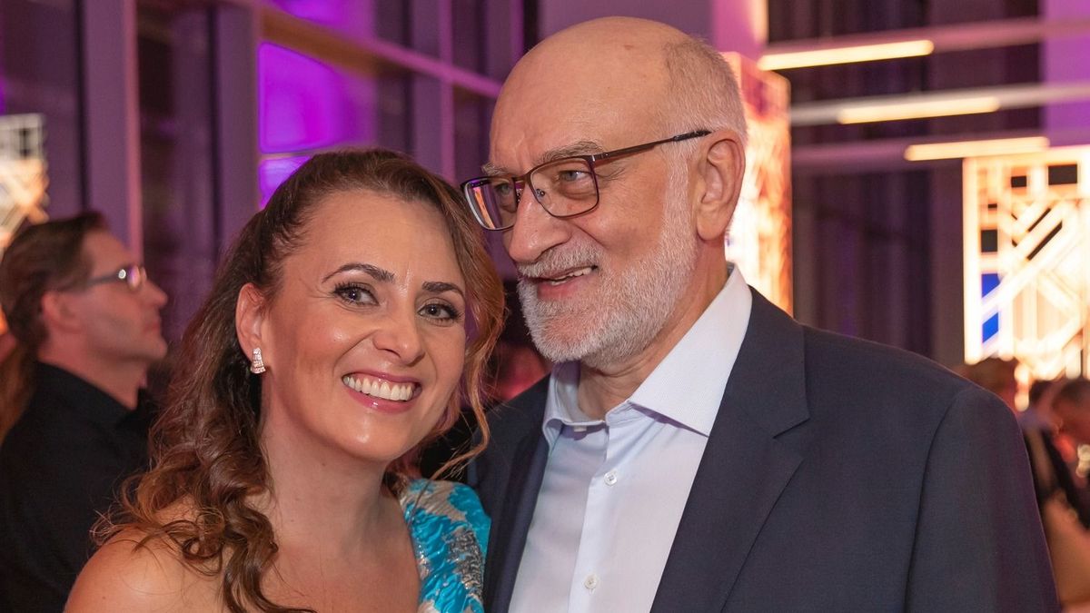 Óriási bejelentés! 44 évesen gyermeket vár Csézy