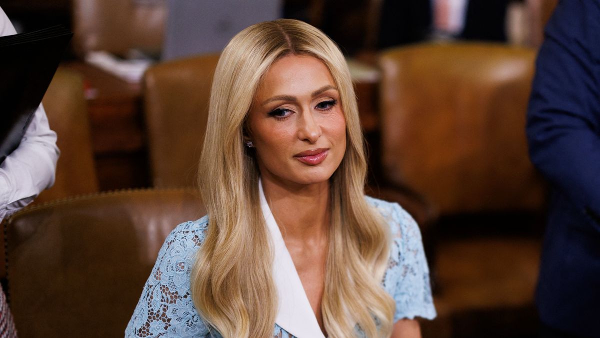 Szexi karácsonyi ajándék: csak egy masni takarja Paris Hilton meztelen testét