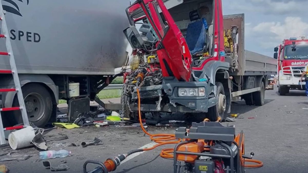 Szinte semmi sem maradt a vezetőfülkéből, miután három kamion egymásba rohant az M3-ason