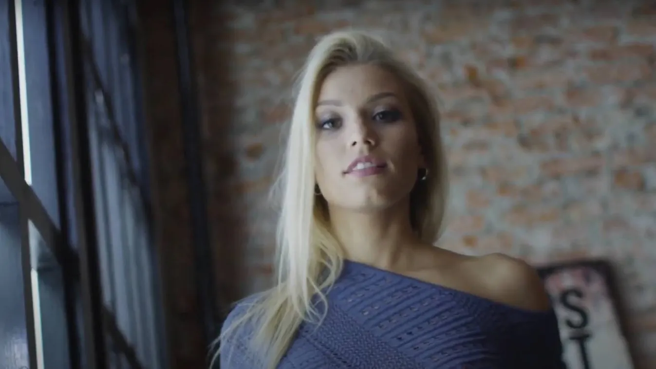 Ezt muszáj látnod: megvillantotta tökéletes popsiját az orosz szőkeség