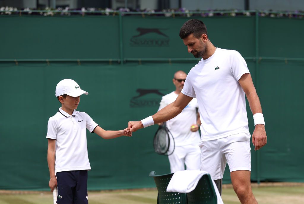 Stefan (balra) és Novak Djokovics az Alcaraz elleni wimbledoni döntő előtt is együtt edzettek