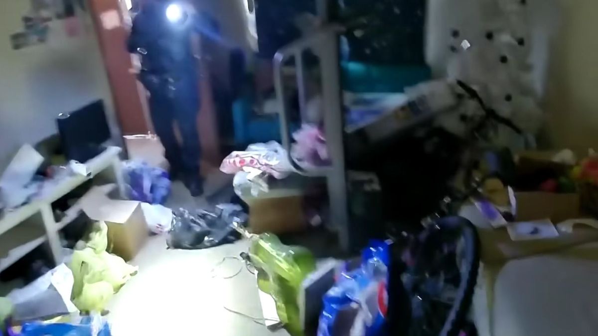 Sokkot kaptak a rendőrök a családi házban: alig élt a hároméves kislány, amikor rátaláltak
