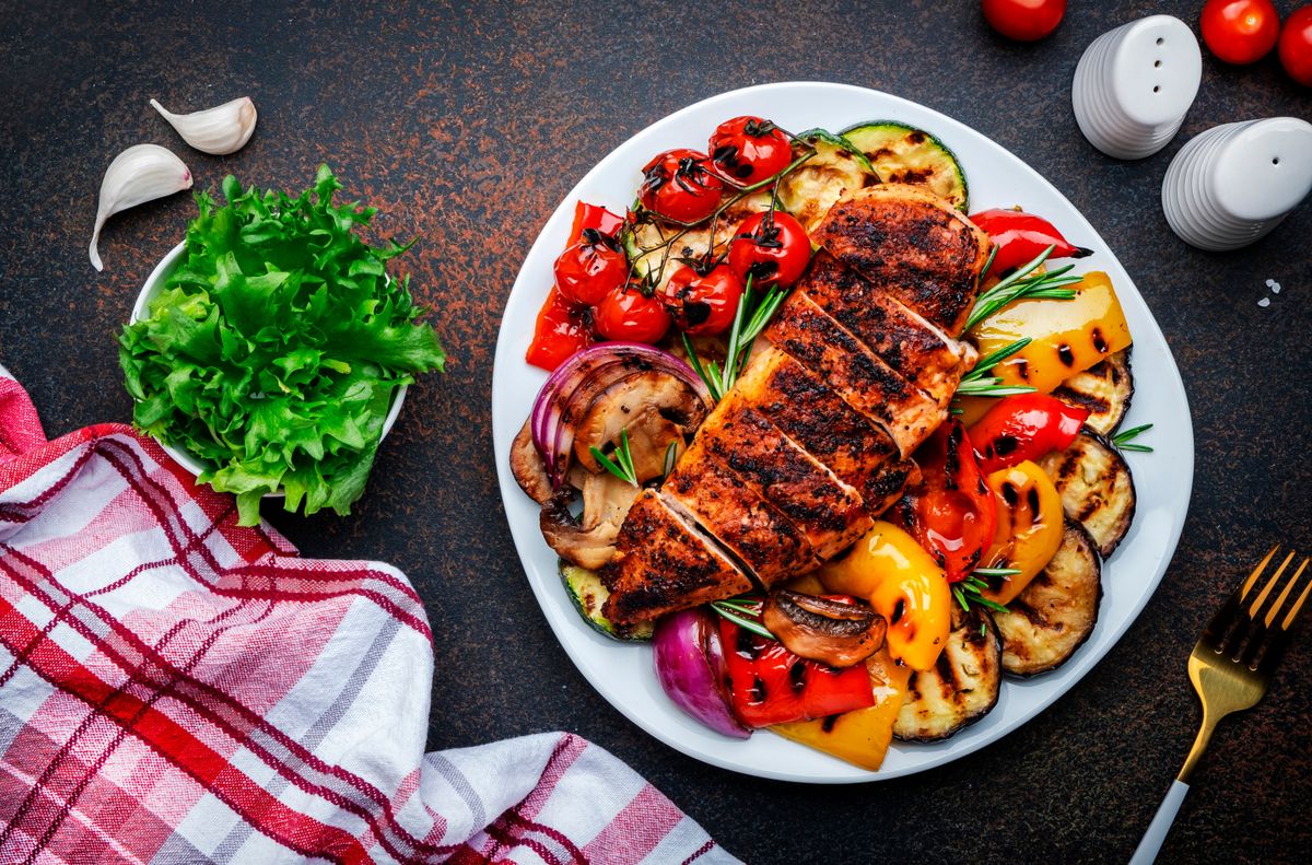 Grilled,Vegetables,And,Chicken,Fillet,Salad.,Paprika,,Zucchini,,Eggplant,,Mushrooms,