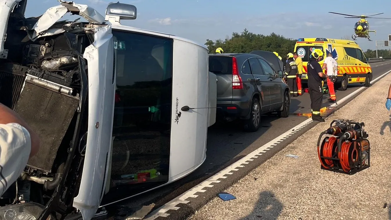 Most kaptuk: súlyos balesetet szenvedett a magyar zenekar, mentőhelikopter is érkezett a helyszínre  – fotó