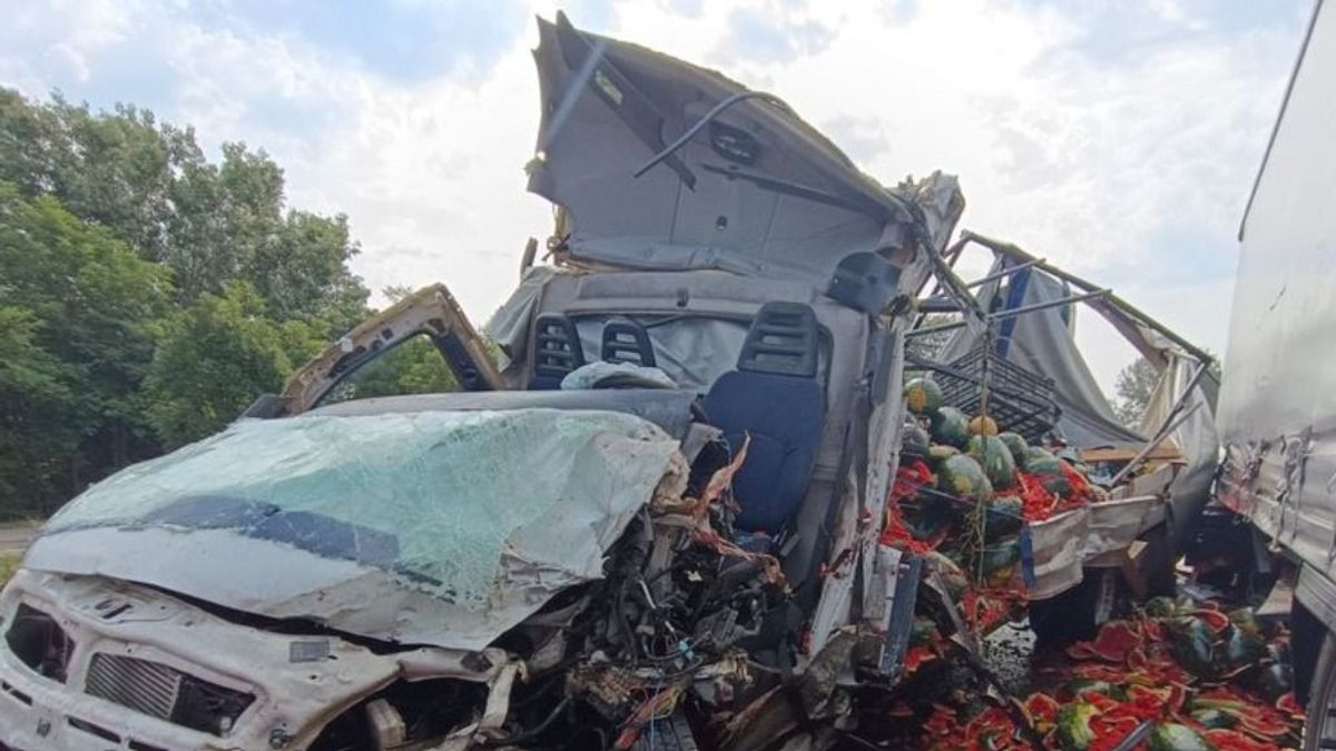 Most érkezett: horrorbaleset Akasztónál, tűzoltók emelték ki a sofőr holttestét - fotóval