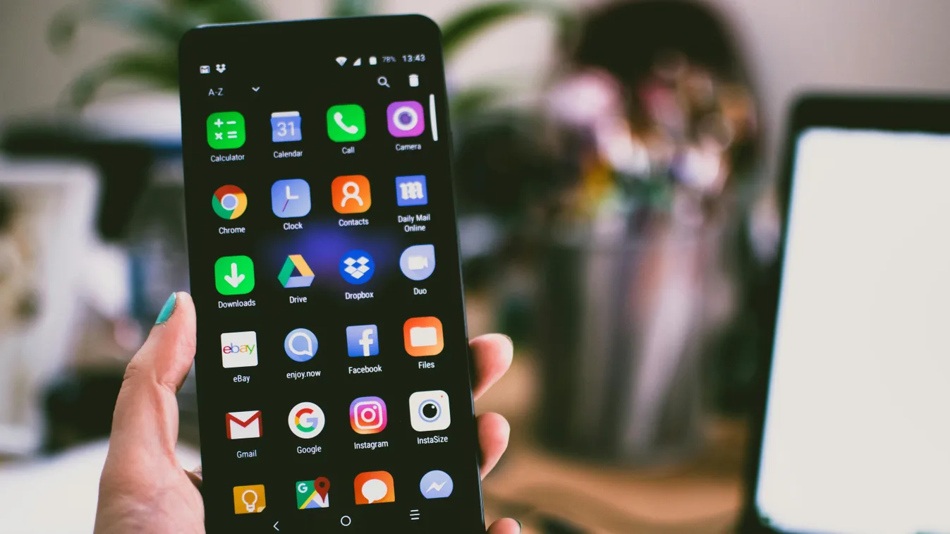 Figyelmeztet az orvos: ezért nem szabad a vécén telefonozni