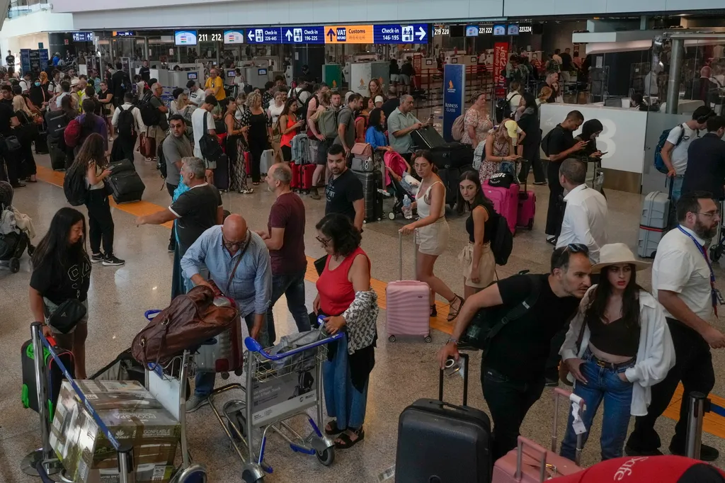Fiumicino, 2024. július 19.
Várakozó utasok Róma fiumicinói Leonardo da Vinci repülőterén 2024. július 19-én, amikor egyelőre tisztázatlan eredetű informatikai hiba akadályozza repülőterek, légitársaságok, vasutak, bankok, távközlési és médiavállalatok és más nagy rendszerek működését világszerte.
MTI/AP/Gregorio Borgia