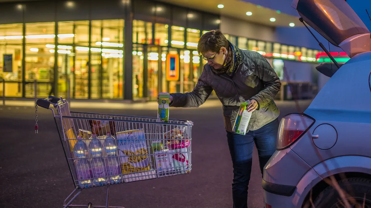 A nőt egy meglepetéscsomag várta, amikor belenézett a kosarába 