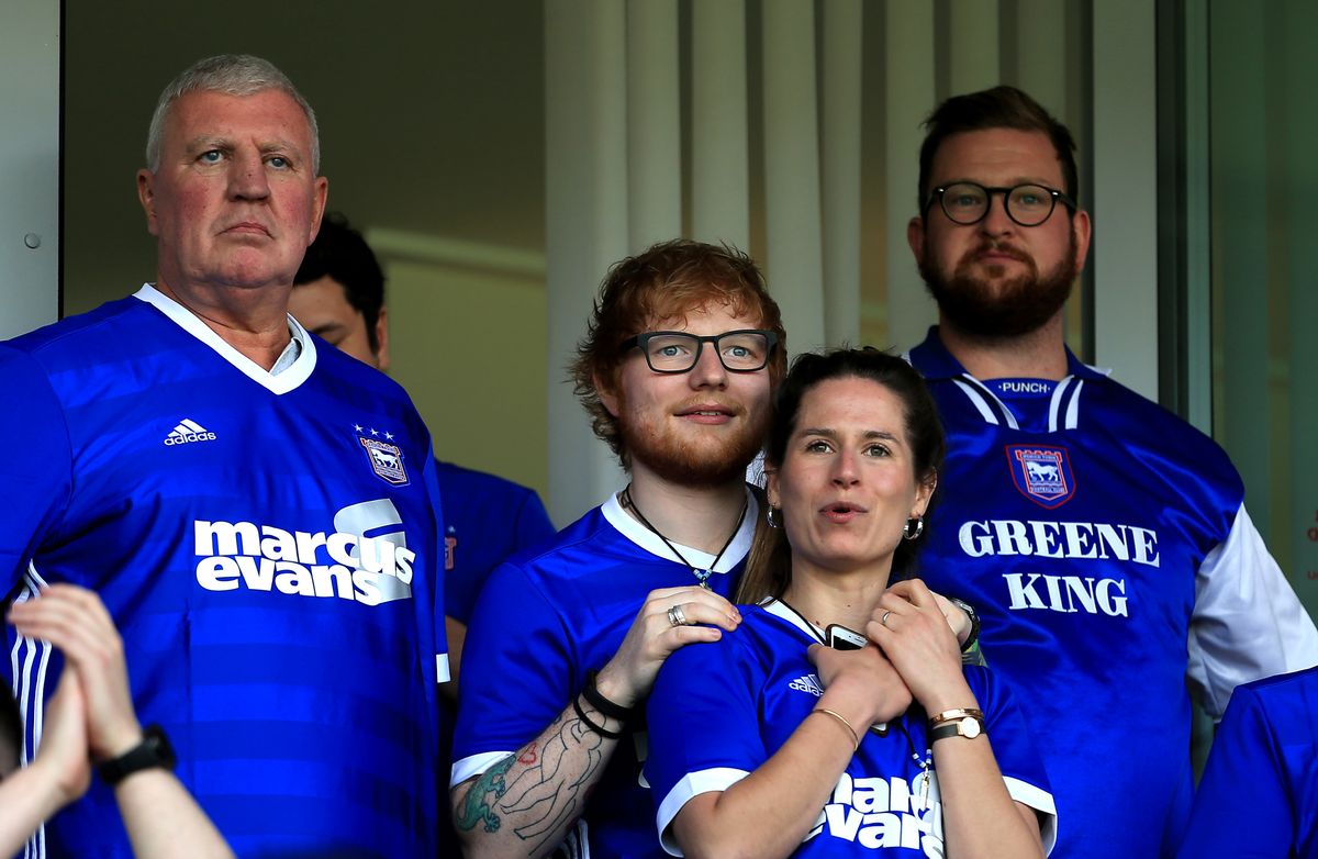 Ed Sheeran (középen) óvodás kora óta szurkol az Ipswich Townnak, most a résztulajdonosa is lett Szoboszlai Dominikék első ellenfelének