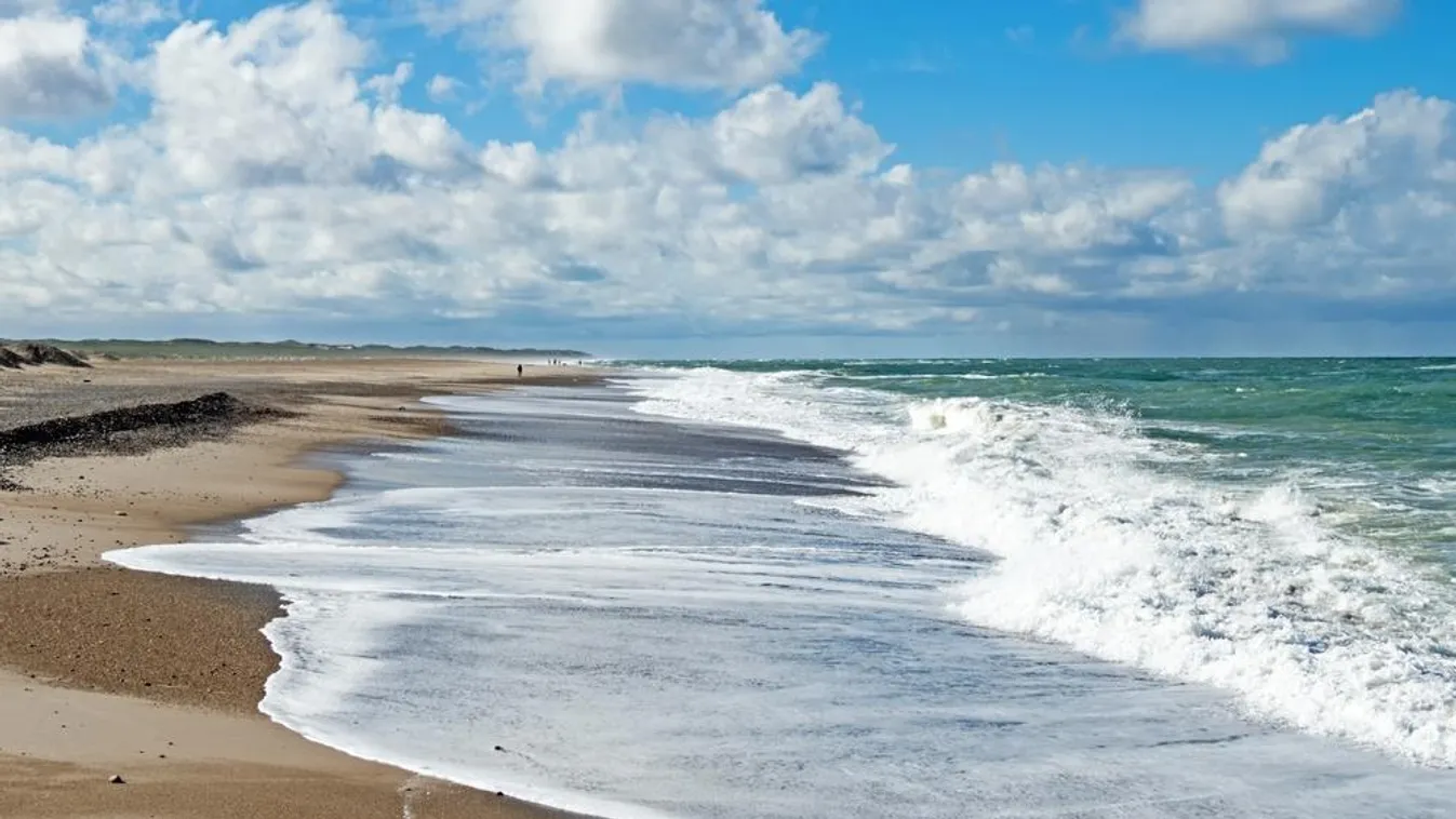 Tragédia a strandon: Két kisgyermek halt meg, az általuk ásott homokbarlangban