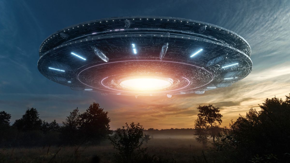 Ufo,,An,Alien,Saucer,Hovering,Above,The,Field,In,The