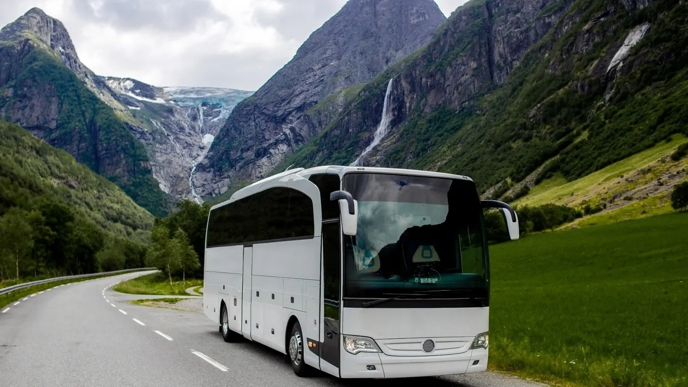 Buszbaleset: Szakadékba zuhant egy busz, 28 ember meghalt