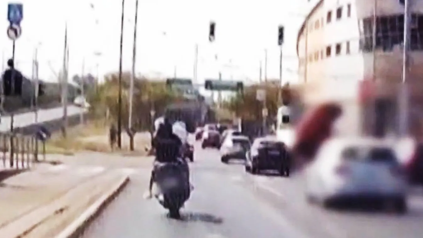 Megrázó képsorok: akkorát esett a motoros, hogy még a sisak is lerepült a fejéről