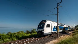 Vonattal vagy autóval éri meg jobban a Balatonra utazni?