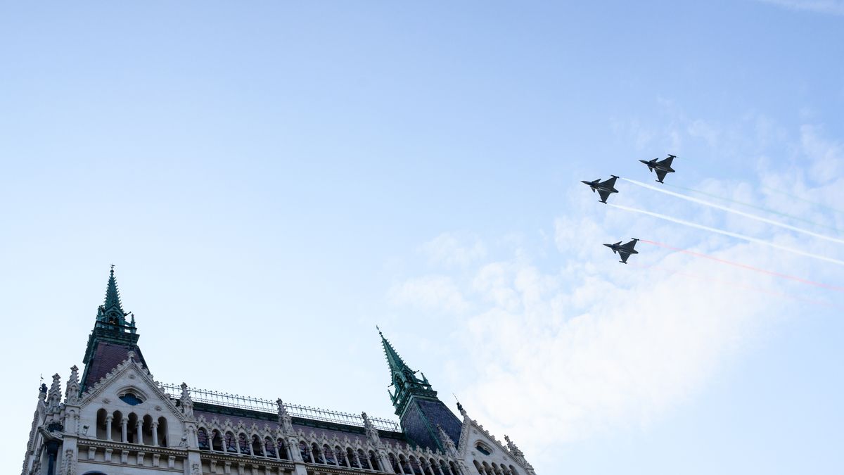 Így vonták fel a nemzeti lobogót az Országház előtt - galéria