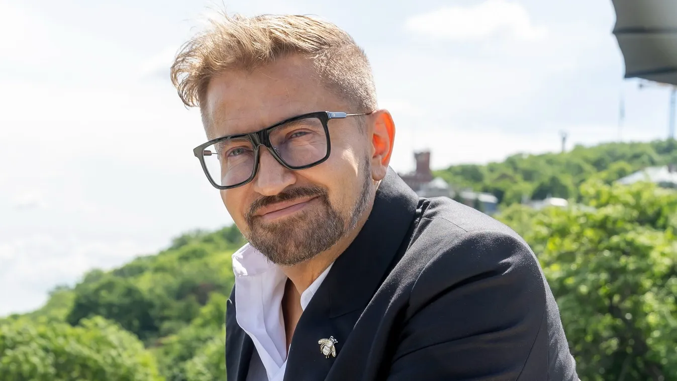 A buszmegállótól szaladt Jákob Zoli után egy kislány: könnyfakasztó, ami ezután történt