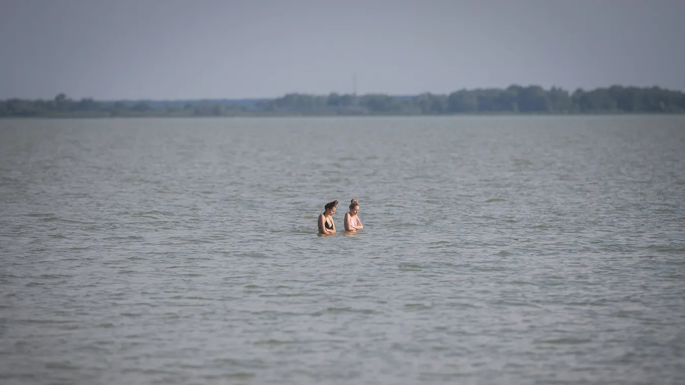 Valami megcsípte a Balatonban a férfit, strandolás közben került élet-halál közé