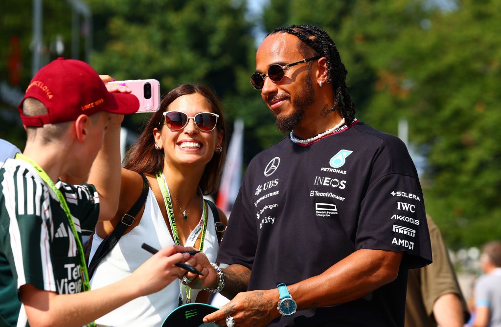 Lewis Hamiltont egyelőre hiába kérlelik, Mercedes-pilótaként nem írja alá a piros Ferrari-sapkákat