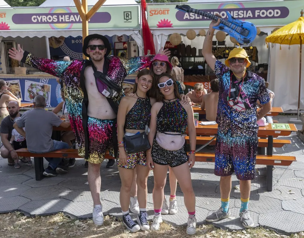 Mutatjuk az idei Sziget fesztivál legjobb flitteres outfitjeit! /