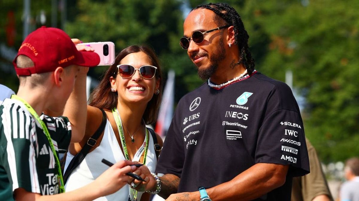 Nagyon kínos helyzetbe került Lewis Hamilton, próbára tették a hűségét