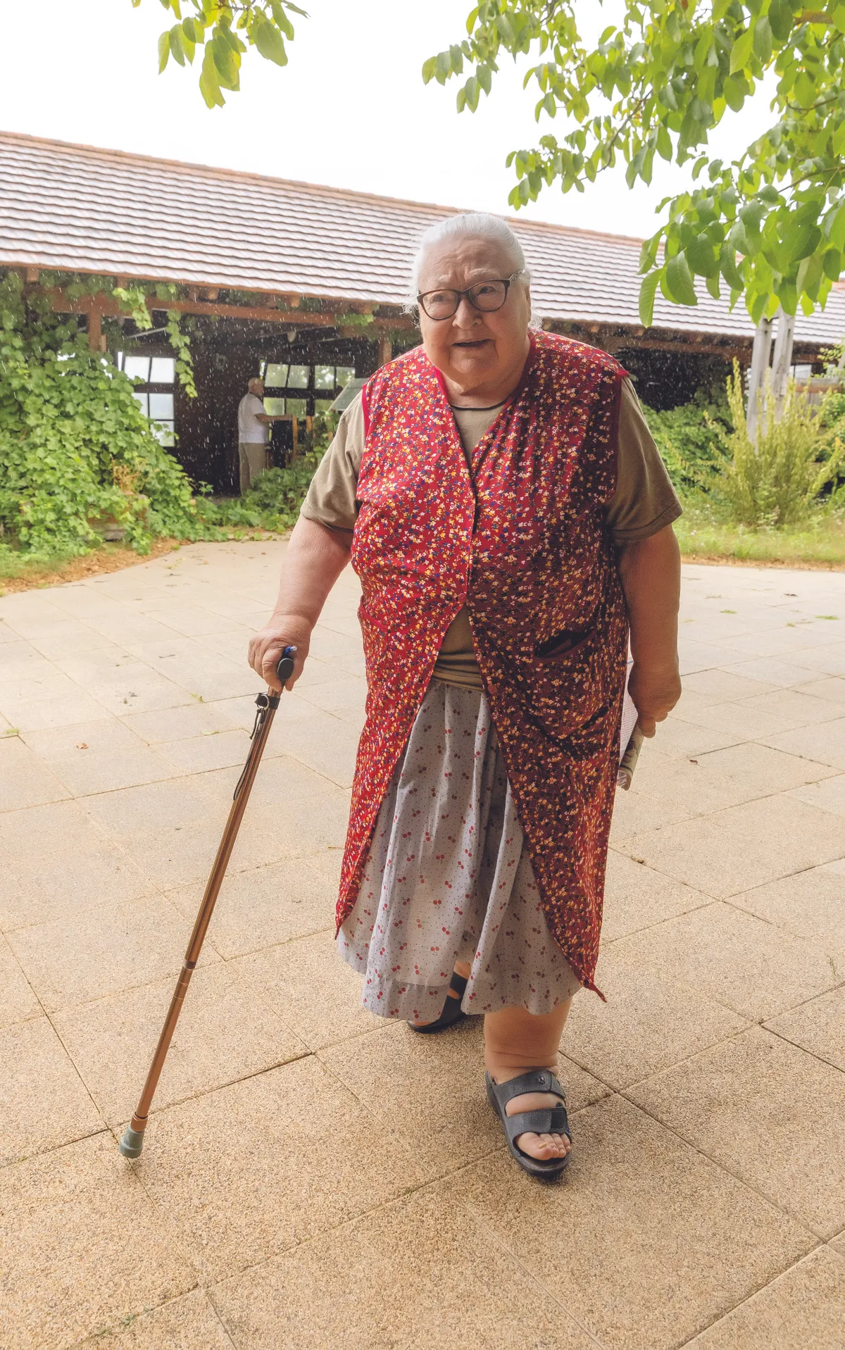 Molnár Piroska mégha bottal, vagy tolószékben, de színpadra áll.