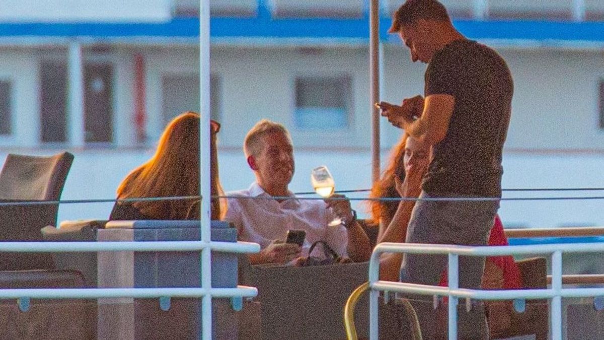 Bulihajón, félmeztelenül borozva pihente ki az ünnepi fáradalmakat Magyar Péter