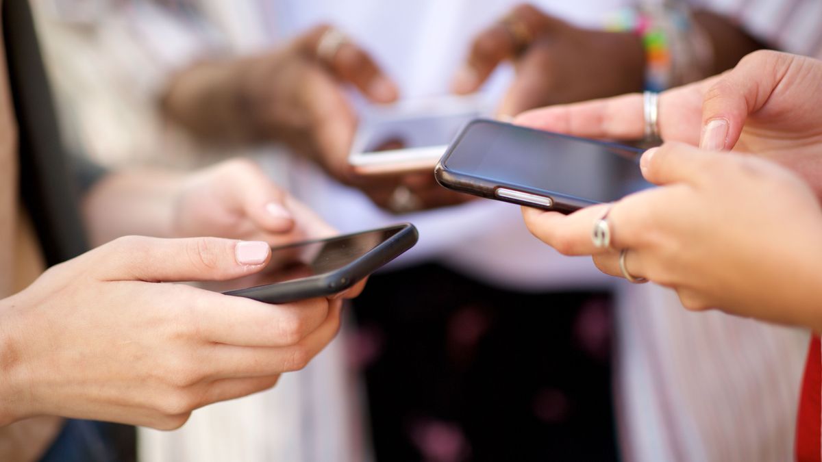 mobiltelefon, okostelefon, mobil, mobilfüggő, Shutterstock