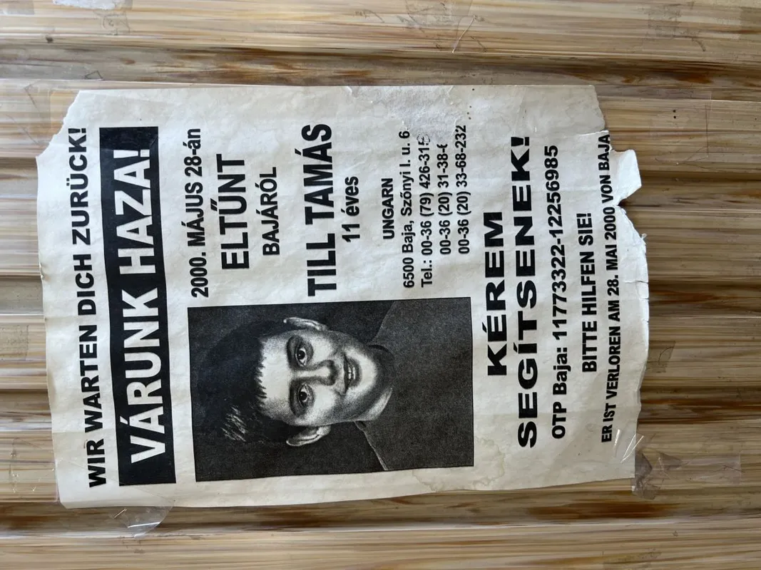 2024.08.01
Till Tamás / Baja fodrászüzlet 
kb. 25 éve kint a kép a falon