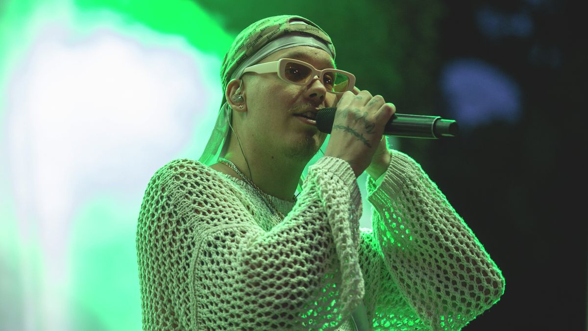Annyira megijedt Manuel, hogy felkapott egy telefont, átmászott a kerítésen, futott az erdőig és rendőrt hívott