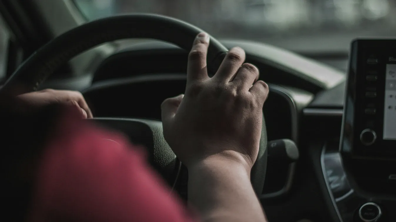 Hihetetlen: kanapé zuhant a 8-as főútra, brutális karambol történt