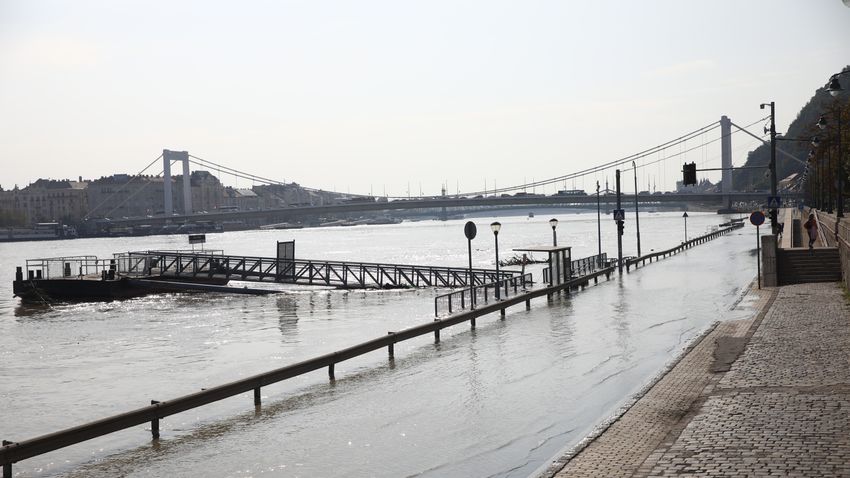 Fotókon a budapesti árvízhelyzet, ilyen magas már a Duna vízszintje