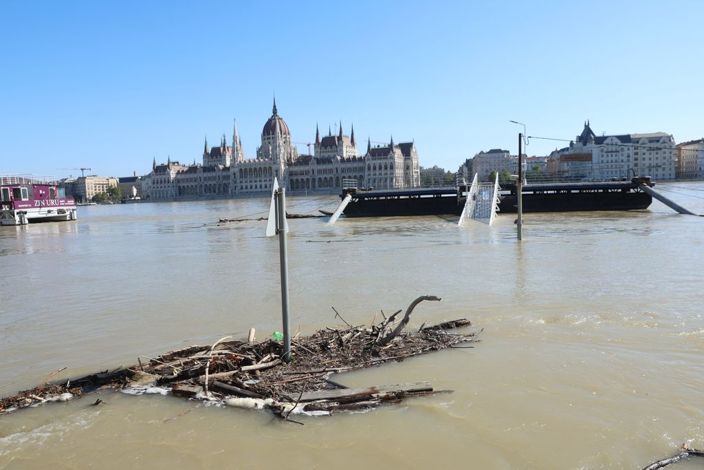 Fotókon a tetőzés: így érte el az árvíz Budapestet