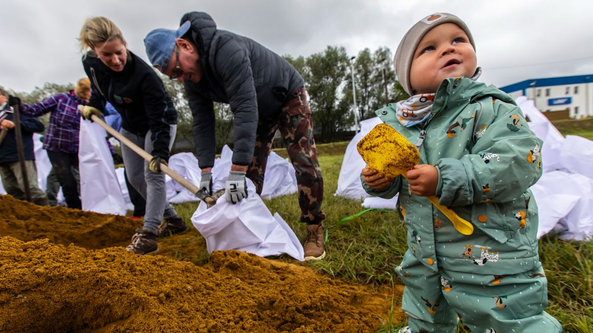 Árvíz: a legkisebbek is pakolják a homokzsákokat Gönyűn – Galéria