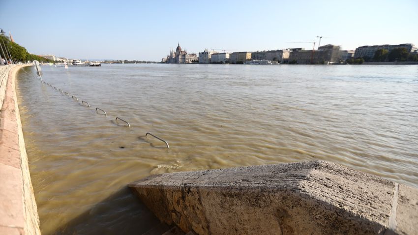 Megrázó előtte-utána képeken a budapesti árvíz