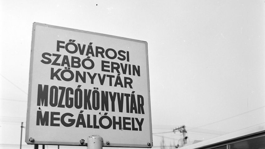 1973
Ebben az évben a Fővárosi Szabó Ervin Könyvtár könyvtárbuszt indított, ám ezelőtt is üzemeltek már mozgókönyvtárai. Mit súg a memóriája, milyen közlekedési eszközökön?