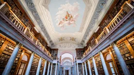 Ezektől a romantikus mesékbe illő magyar könyváraktól leesik az állad!