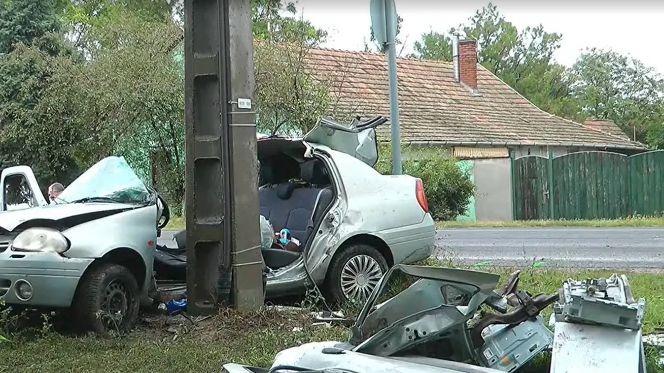 Szinte semmi sem maradt a kocsiból: villanyoszlopnak csapódott egy sofőr Ferencszállásnál