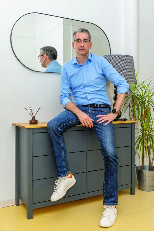 Azurák Csaba az irodájában