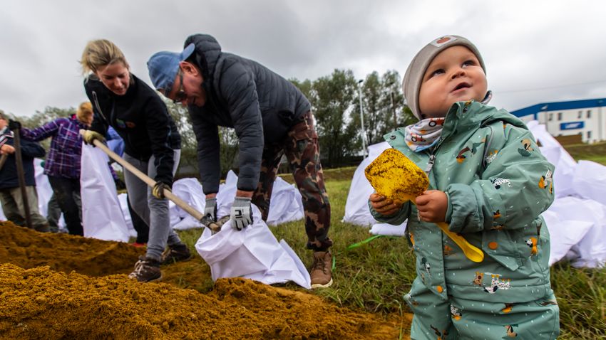 Árvíz: a legkisebbek is pakolják a homokzsákokat Gönyűn – Galéria