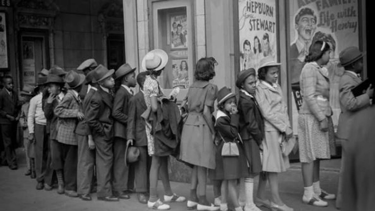 1941-ből került elő ez a fotó: amit a kisfiú a kezében tart, végleg bebizonyítja az időutazó létezését