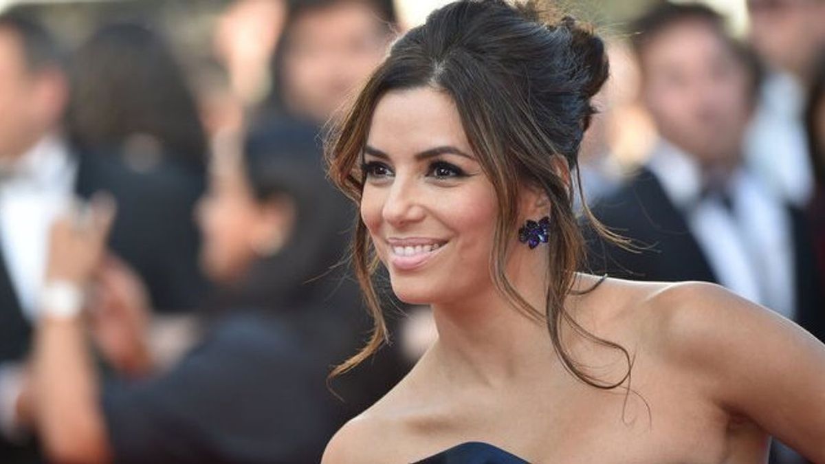 Eva Longoria 49 évesen is brutálszexi: így vonul köldökig dekoltált ruhában