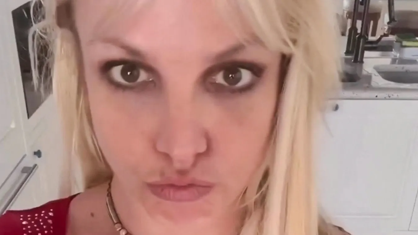 Britney Spears bevadult: egy szál rózsa takarja hatalmas mellét - Fotó