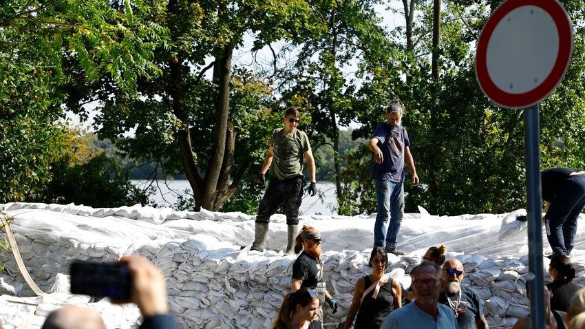 Árvíz: heroikus küzdelemben védik a Római-partot