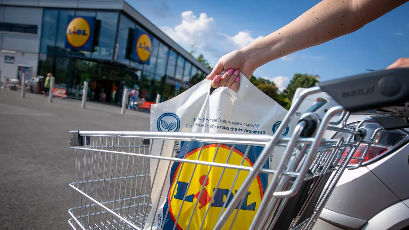 Gyereksikolytól lett hangos a Lidl parkolója: rémálom, amit a kisbabával művelt a bevásárlókocsi