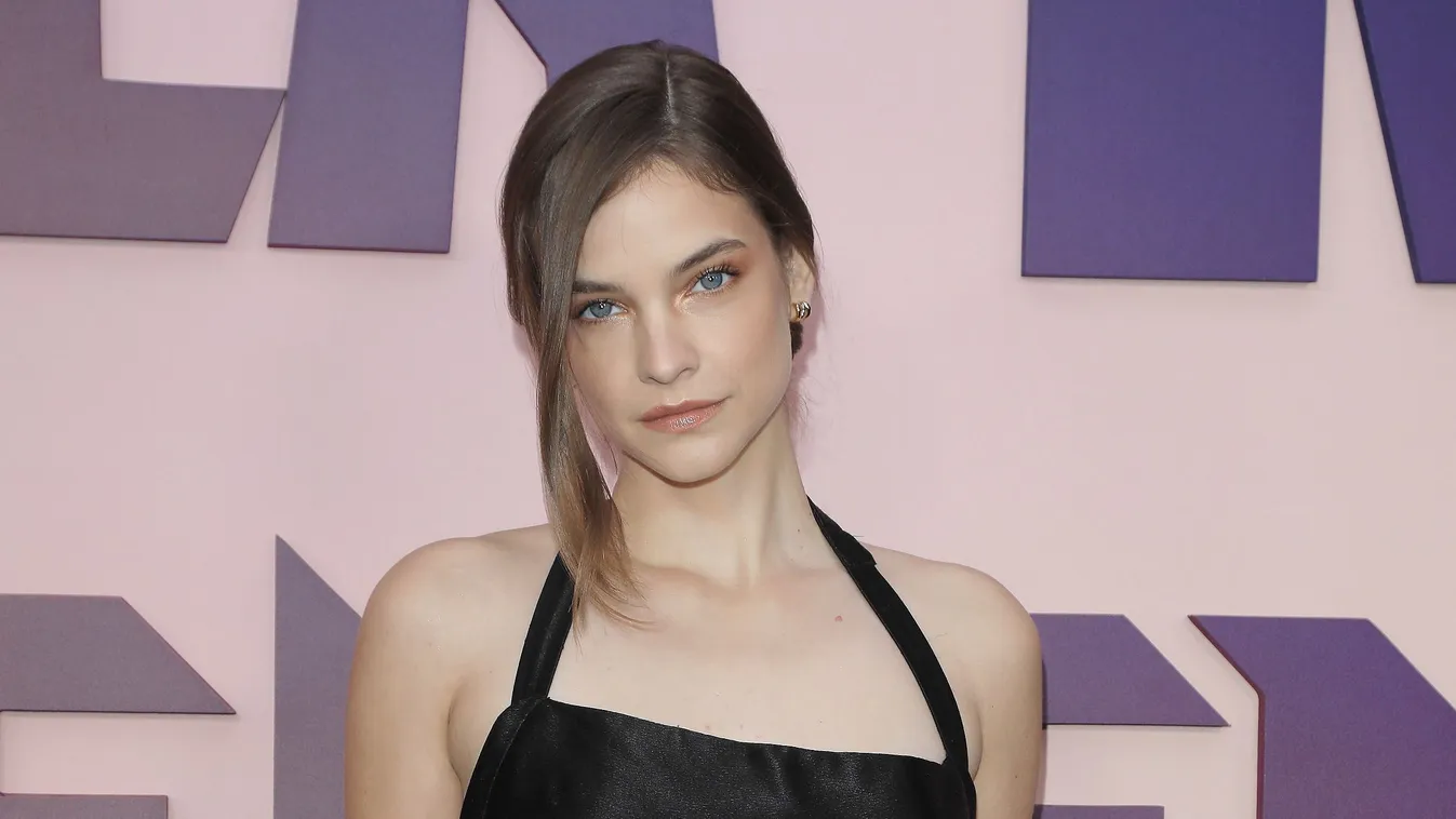 Csábosan néz a kamerába: Palvin Barbi még mindig lélegzetelállító