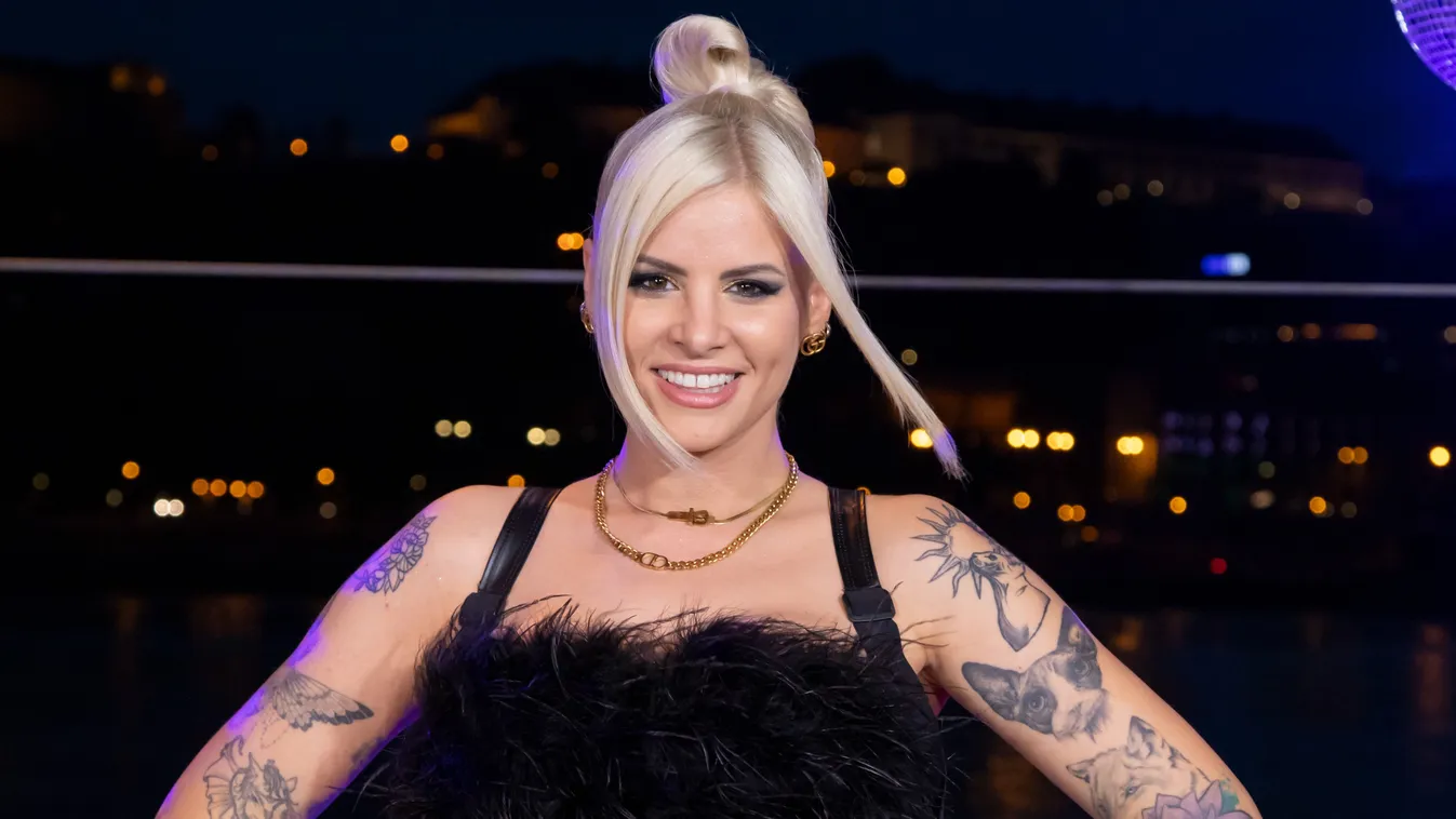 Nem lehet máshova nézni: megmutatta hatalmas melleit a magyar sztár DJ - fotó