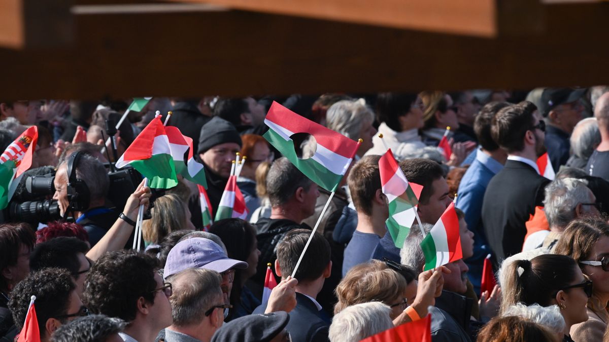 Zsúfolásig megtelt a tér Orbán Viktor beszédére