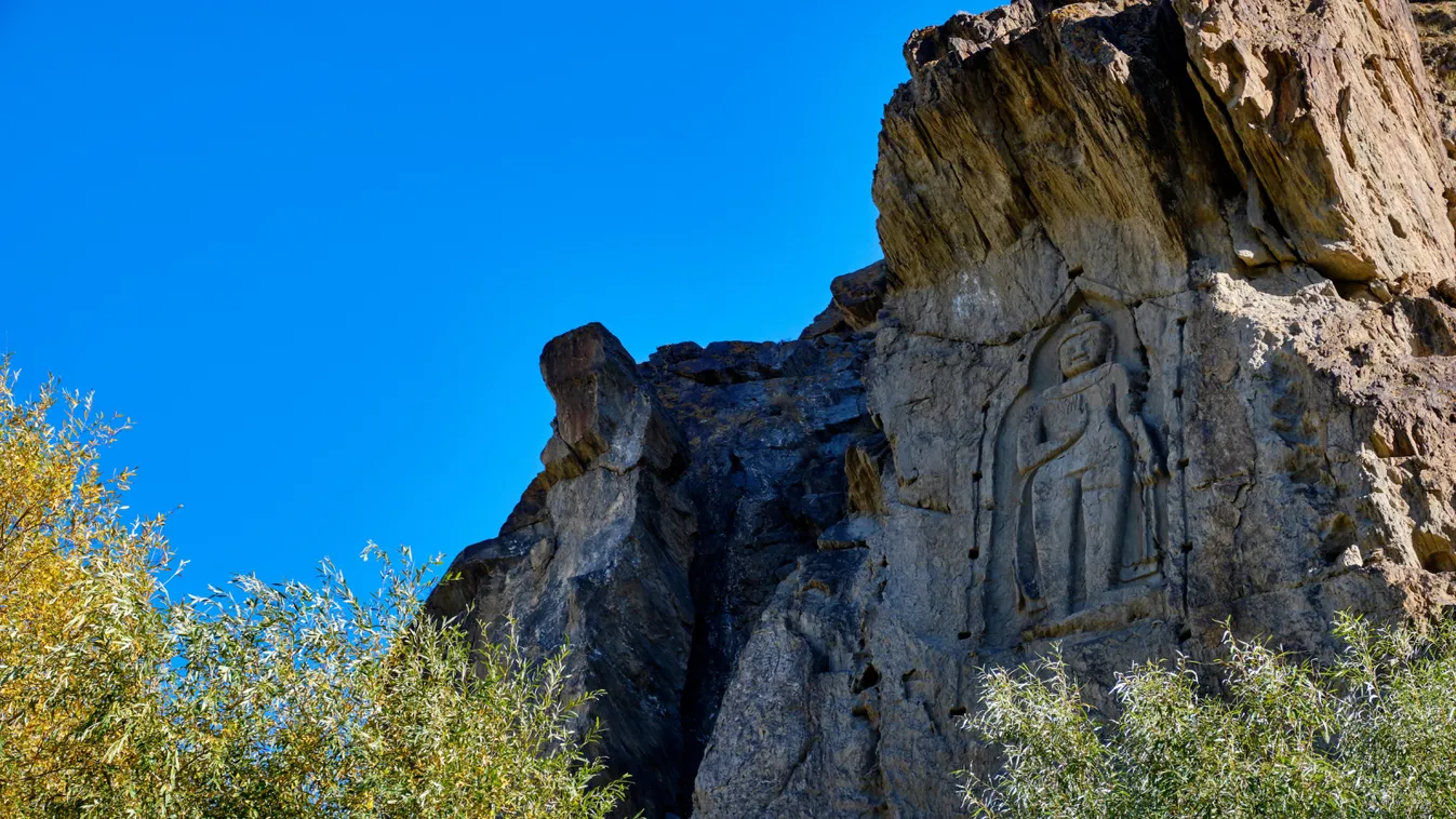 50 méteres, emberevő démon vagy Buddha? – A sziklafal őrzi a legendát