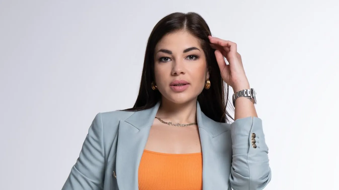 Fekete bakancs és lakkbőr miniruha: soha nem volt még Gáspár Evelin ilyen szexi